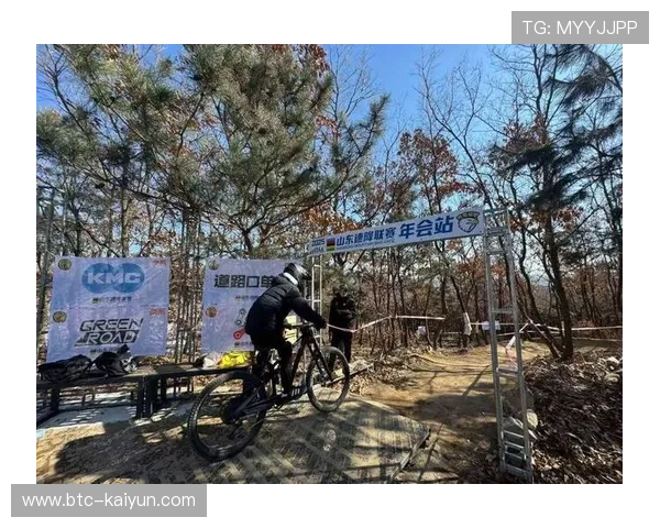 藏马山速降联赛年会站激战正酣，130余名车手夜鹰山地公园上演惊险对决